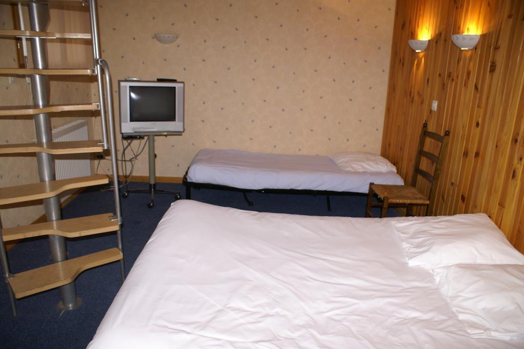 Hotel Celeste Bagnères-de-Luchon الغرفة الصورة
