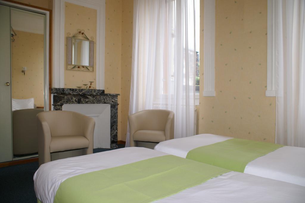 Hotel Celeste Bagnères-de-Luchon الغرفة الصورة