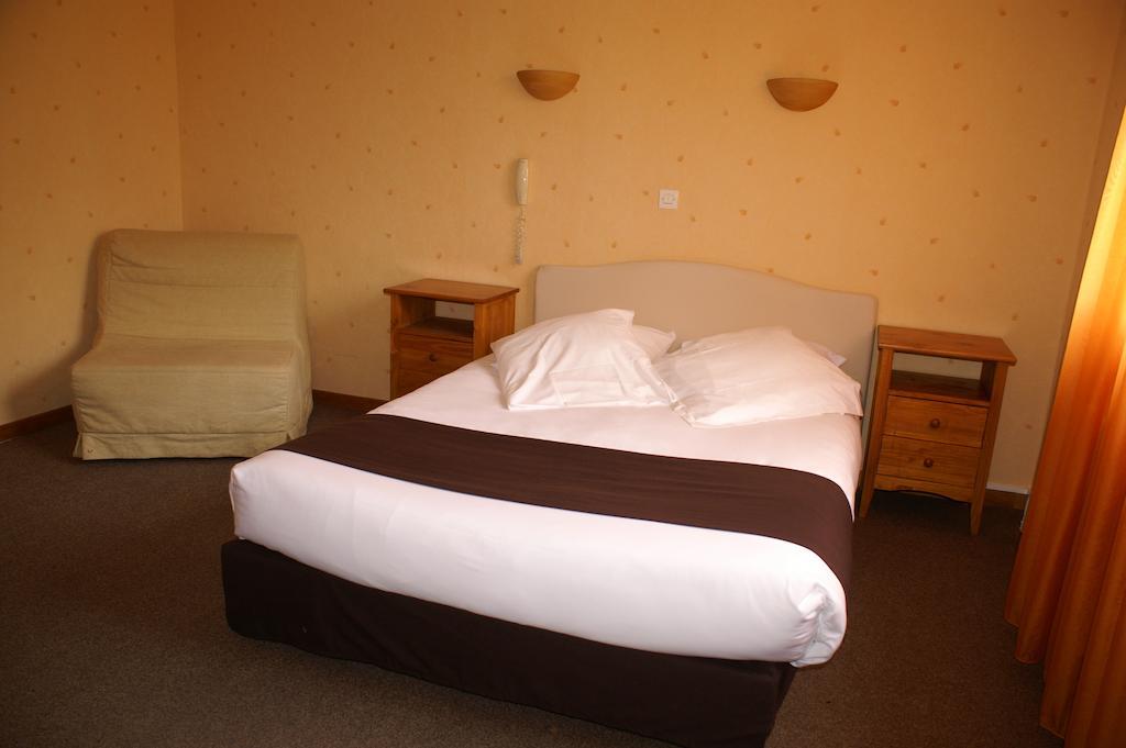 Hotel Celeste Bagnères-de-Luchon الغرفة الصورة