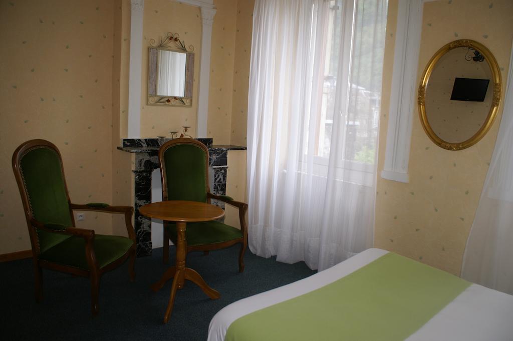 Hotel Celeste Bagnères-de-Luchon الغرفة الصورة