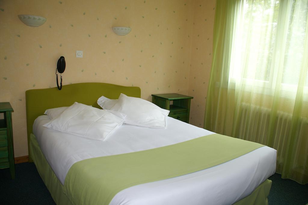 Hotel Celeste Bagnères-de-Luchon الغرفة الصورة