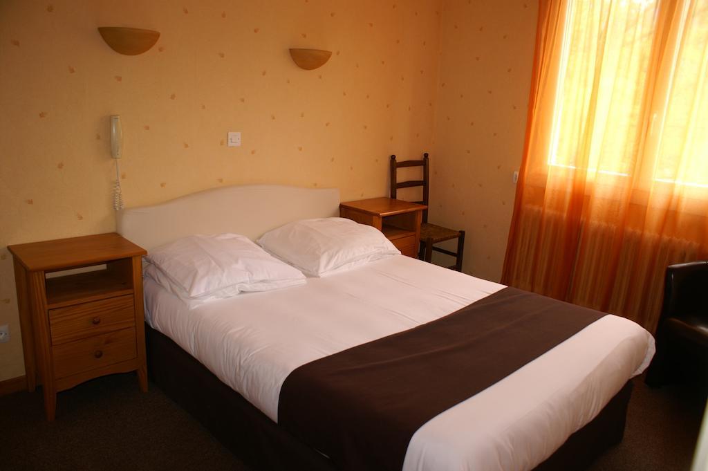 Hotel Celeste Bagnères-de-Luchon الغرفة الصورة