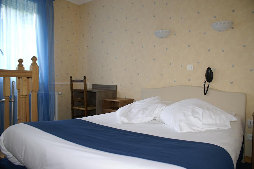 Hotel Celeste Bagnères-de-Luchon الغرفة الصورة