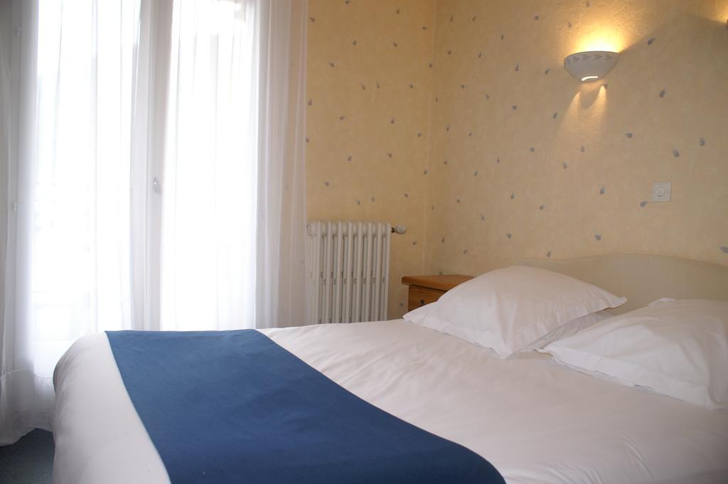 Hotel Celeste Bagnères-de-Luchon الغرفة الصورة