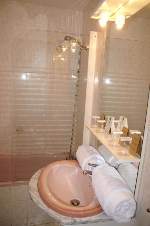 Hotel Celeste Bagnères-de-Luchon الغرفة الصورة